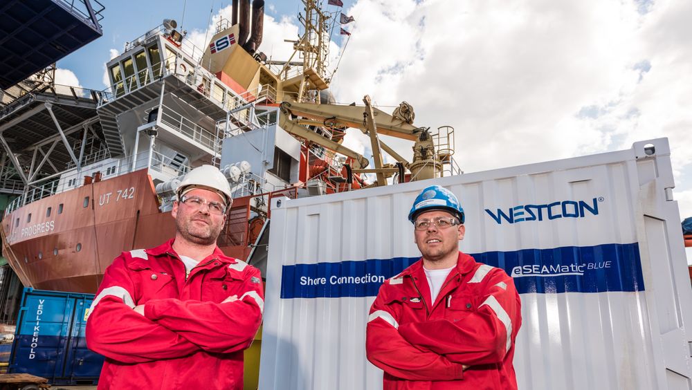 Administrerende direktør Gunvald A. Mortvedt (t.v.) og anbudssjef (tender manager) Rune Heddaland foran en container med utstyr for landstrømforsyning.