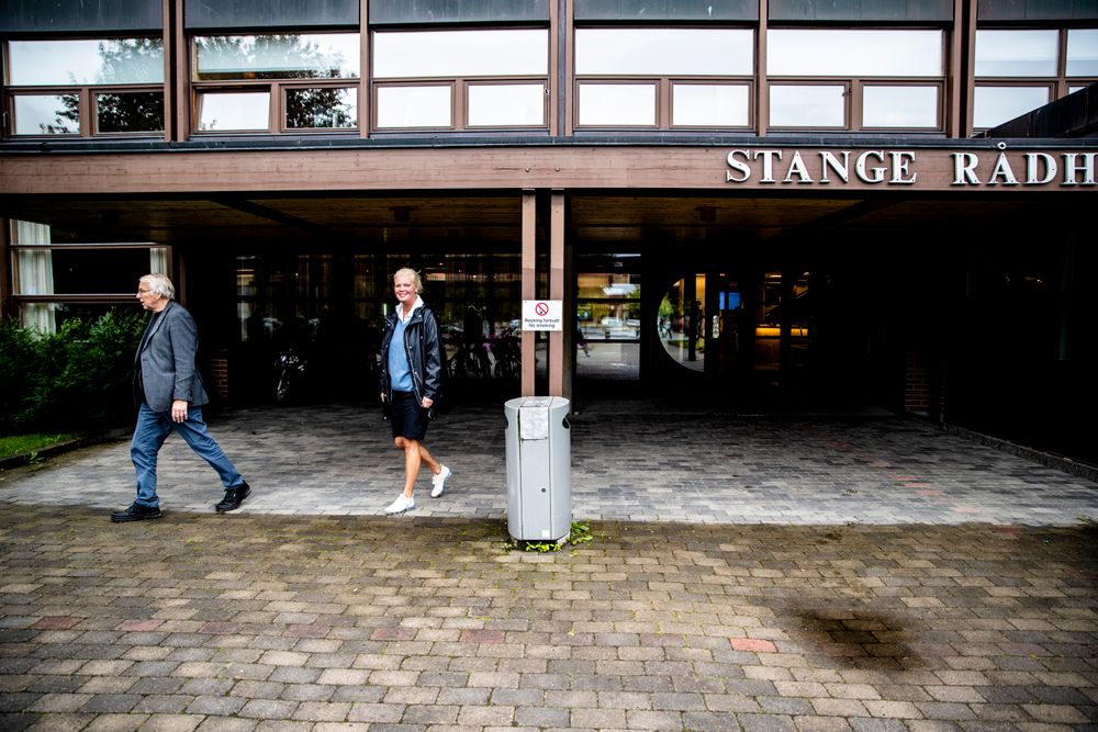 Stanges ordfører Nils Amund Røhne (Ap) og SPs ordførerkandidat Aasa Gjestvang utenfor Stange rådhus. Vinner Sittende Arbeiderparti ordfører valget i Stange har Ap sittet med ordføreren sammenhengende i 100 år.
Foto: Stian Lysberg Solum / NTB scanpix