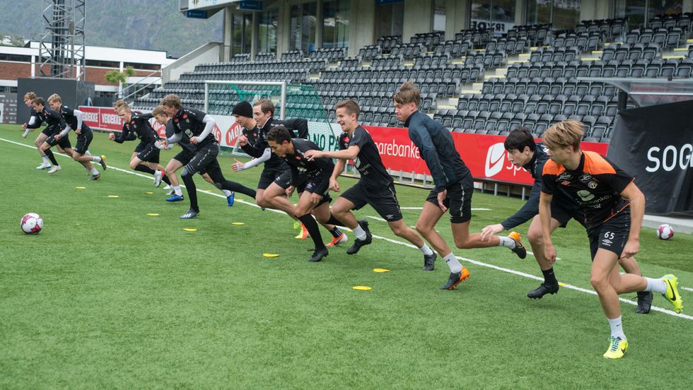 HARD KAMP: Det er tjueto spelarar i bruttotroppen, men berre elleve får starta mot FC Honka.
