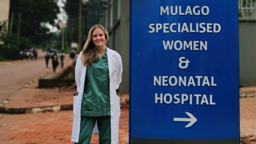 BARNEAVDELING: Legestudent Anette Raa frå Lærdal er utplassert på ein barneavdeling i Uganda.