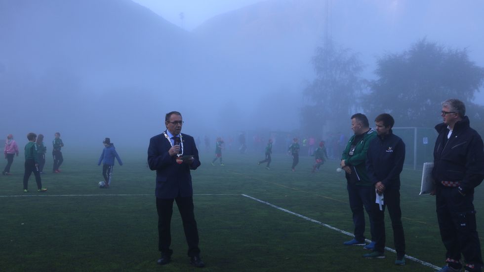 NYOPNING: Mange i fotballmiljøet i Årdal har venta spent på den nye krøllgrasbana på Jotun stadion. Sundag vart ho offisiell opna.