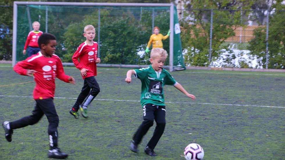 TURNERING: Det var mange håpefulle fotballspelarar å sjå på den nye krøllgrasbana, då Kongleriketurneringa gjekk av stabelen sundag.