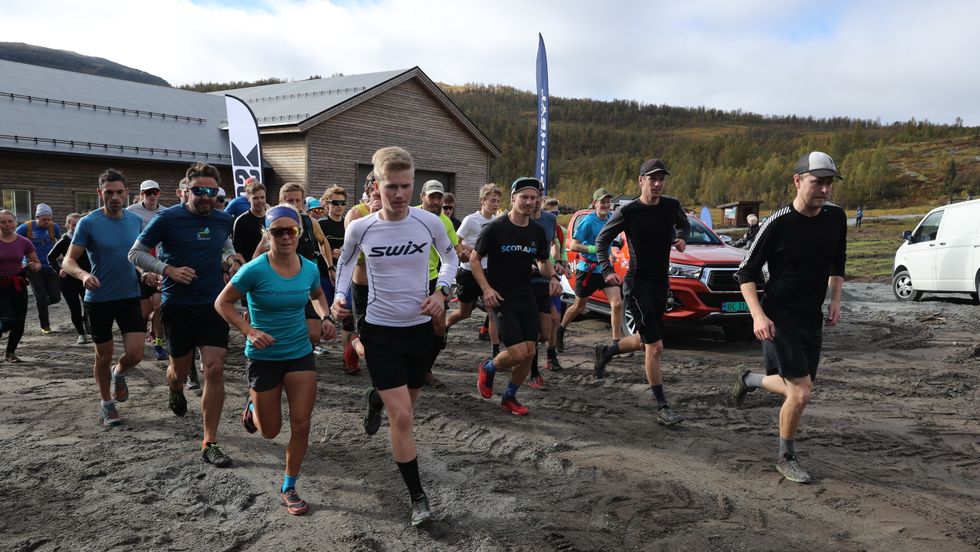 NYTT LØP: Nesten 50 løparar stilte til start for å testa ut Hodlekve Rundt. Arrangør Steinar Nes (heilt til høgre) la seg i tet ut frå start.