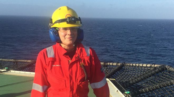 Som ung, kvinnelig leder i et mannsdominert miljø offshore trosser Sara (25) trenden i oljebransjen