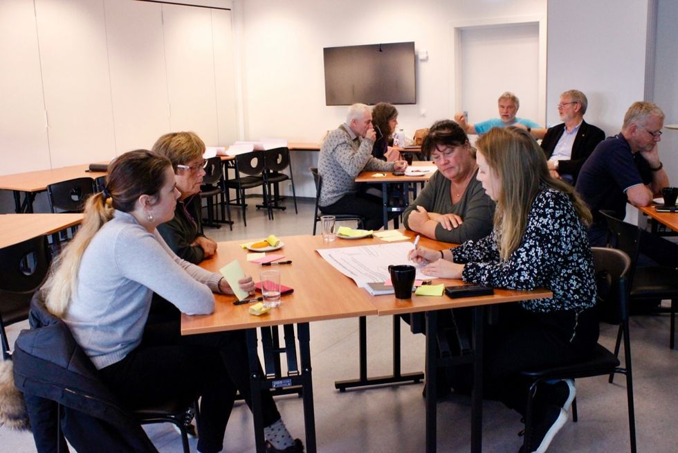 IDÉMYLDRING: Deltakarane på møtet jobba i grupper med å tenkje på kva som er positivt og kva som kan bli betre i Gulen og Masfjorden no, og korleis dei ønskjer at det skal vere i framtida. Frå venstre: Karianne Ekre frå Masfjorden, Turid Westervik frå Gulen, Monica Rongve frå Gulen og Hildegunn Opdal frå Gulen.
