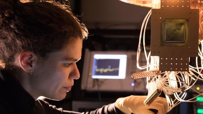 Forskeren Marissa Giustina installerer en Bristlecone-brikke med 72 qbit ved Googles Quantum AI Lab i Santa Barbara, California.