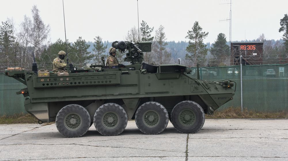 En Stryker PPK med Crows-J, en våpenstasjon med 12,7-millimeter mitraljøse og Javelin panservernmissil på en øvelse på Grafenwöhr Training Area, nordøst for Nürnberg i Tyskland, i desember 2018.
(U.S. Army photo by Markus Rauchenberger)