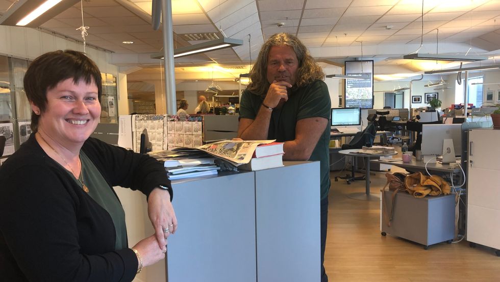 NØGDE: Klubbleiar Wenche Schanke Eikum og redaktør Jan Inge Fardal i Sogn Avis er nøgde med Amedia-oppkjøpet og moglegheitene det gjev.