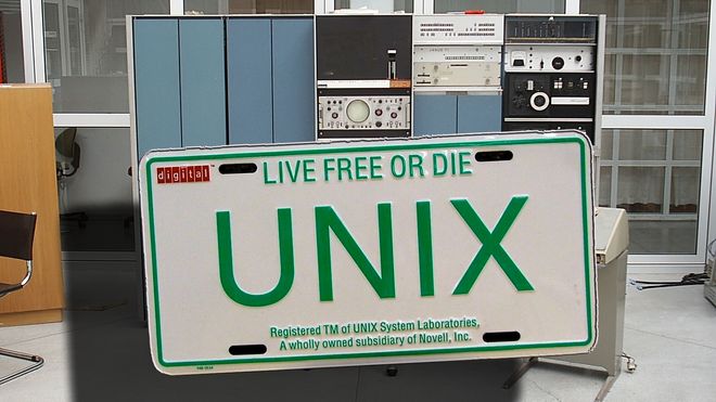 Bilskilt med teksten UNIX: Live free or die, foran et tilsvarende system som det Unix først ble utviklet for – DEC PDP-7 – fotografert ved Universitetet i Oslo i 2005.