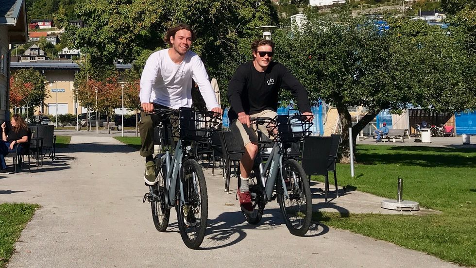 ELEKTRISK FRAMTID: Adam Gairns og Calum Macintyre håpar elsyklane deira skal få fleire sogndøler til å velja vekk bilen.