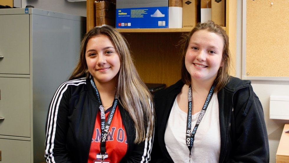 HJELP: Catalina Andrea Pulgar Farias (15) og Amalia Jane Smelvær Burn hjelpte miljøarbeidar Alex Ek å organisere open skule. Dei to meiner det er både positive og negative sider ved ungdomsmiljøet i Høyanger tettstad.