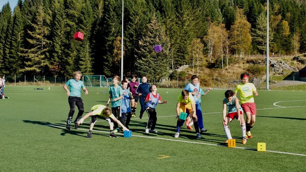 LUDO: Dei som ikkje deltok i Ludo-stafetten kunne springe individuelle løp etterpå. Her er gutane i aksjon. Elevane måtte springe så mange strafferundar som terningane synte. Trilla dei ein seksar, kunne dei springe rett vidare.