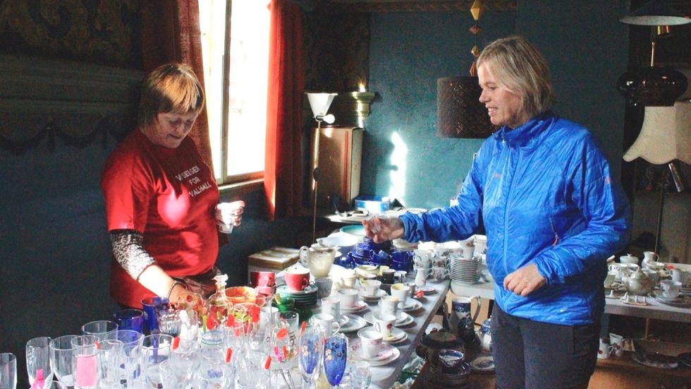 JAKT: Grete Bjørnsen Ulvestad (t.h.) var innom loppemarknaden to gongar laurdag. Gunn Marie Haugen (t.v.) synte fram kva dei hadde å by på.