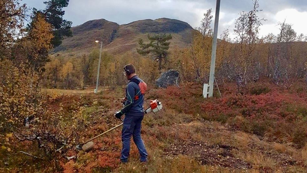KRATT- OG SKOGRYDDING: Folk frå langrennsgruppa og ivrige privatpersoner stilte med eige utstyr då lysløypa skulle trimmast.