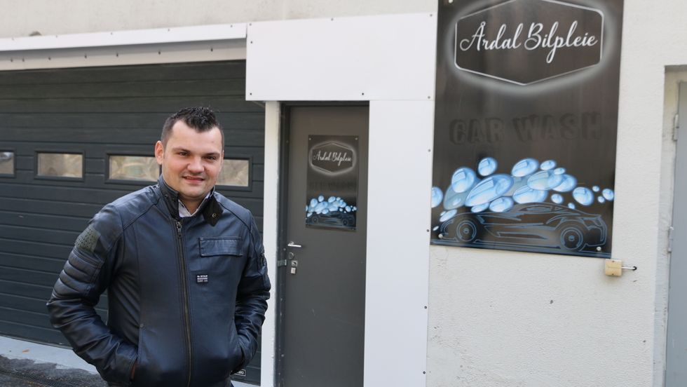 BILPLEIE-DRAUM: Cristian Ene har drøymd om å opna eigen vaskehall i ni år. Tysdag kunne han endeleg opna dørene.