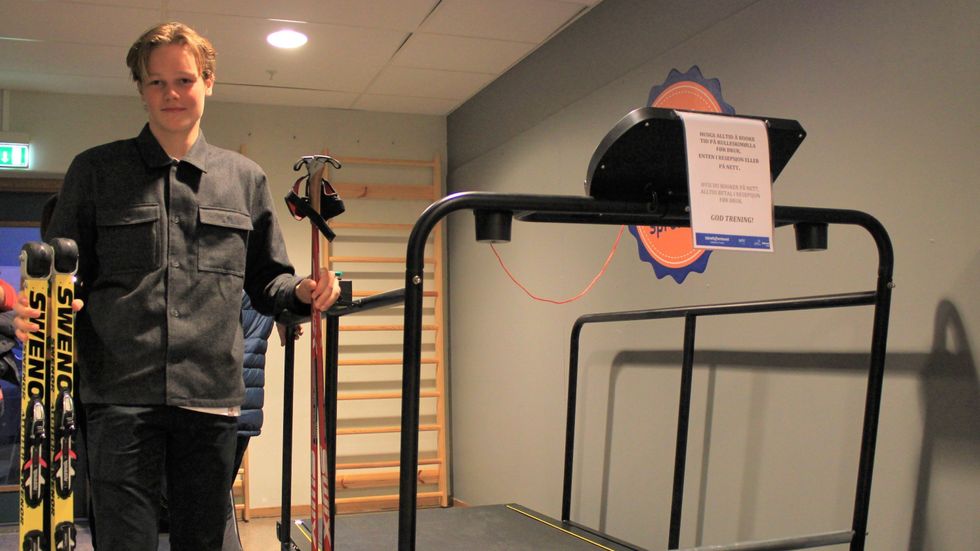 KJØPT INN MØLLE: Langrennselev Hjalmar Michelsen skal prøve å kvalifisere seg til ungdoms-OL 2020. Her ved den nye mølla på Idrettssenteret i Sogndal, som gir han moglegheit til å trene inne.