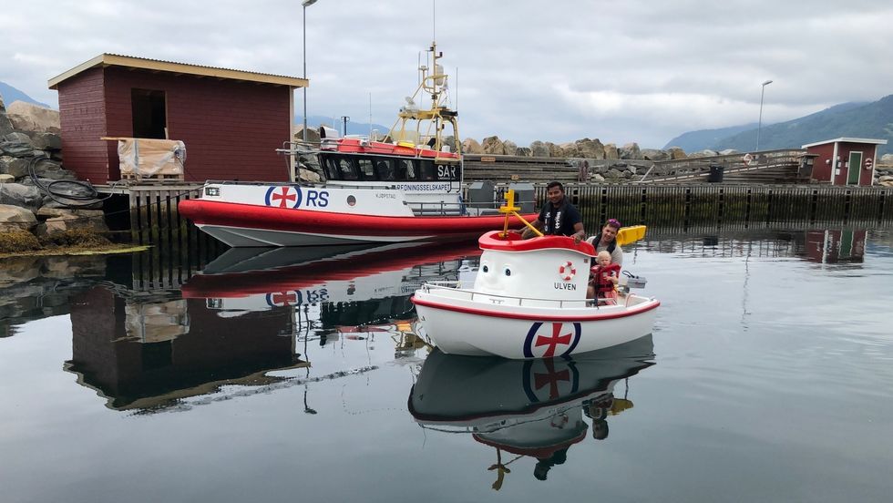 REISE RUNDT MED BÅT: Redningsselskapet skal reise rundt i Indre Sogn med Elias-båten (framme i bilde) og redningsskøyta si for å informere om korleis du kan førebygge at ulukker skjer.