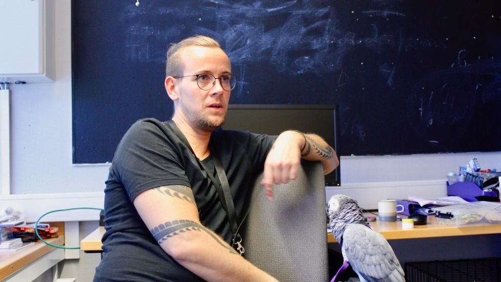 TIMAR: Alex Ek har jobba opp til 70 timar i veka på dugnad for å halde fram tilboda han har hatt for ungdommen i Høyanger. Han seier han gjer det fordi han ser at det trengst.