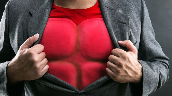 Mann med splintvest under dressjakken.