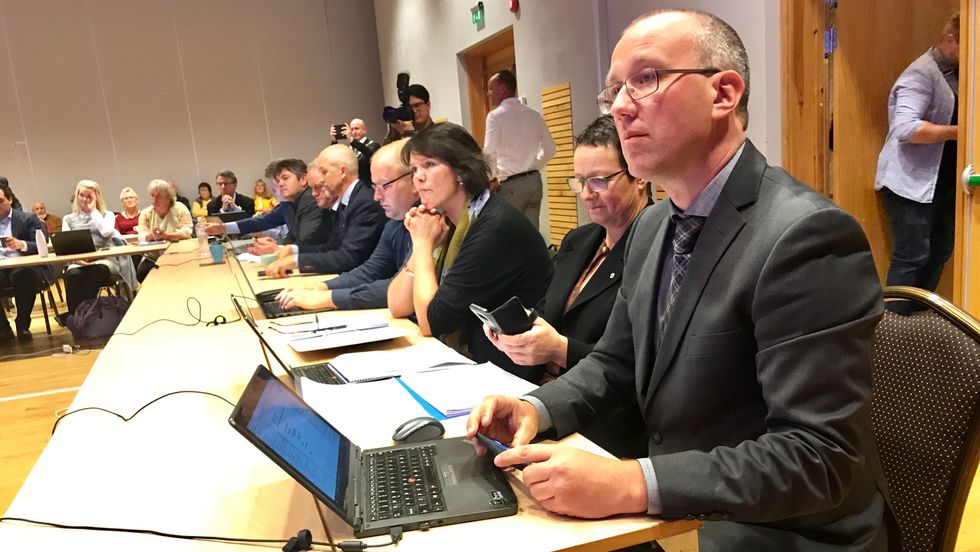 NY ORDFØRAR: Arnstein Menes (Sp) blir konstituert som ny ordførar i nye Sogndal kommune.
