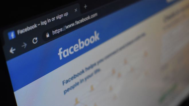 Skjerm med hjemmesiden til Facebook.