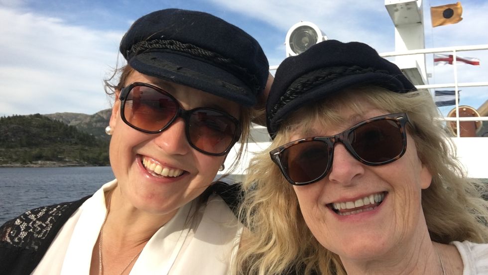 Reidun Huseby Vilsvik (t.v) og Tove Nygård (t.h) starta det som vart «Kafé av og te»