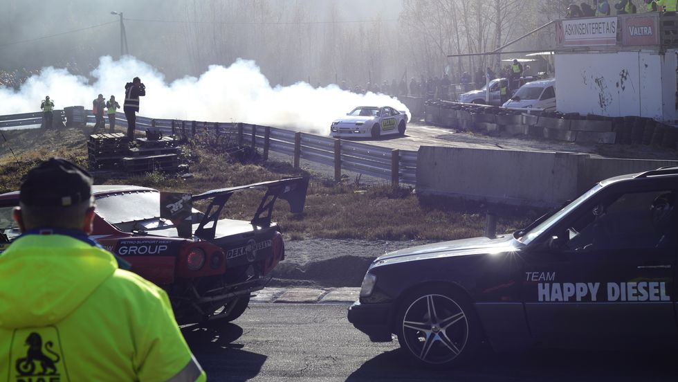 HEFTIG: I driftingsporten handlar det om å køyra mest mogleg spektakulært.