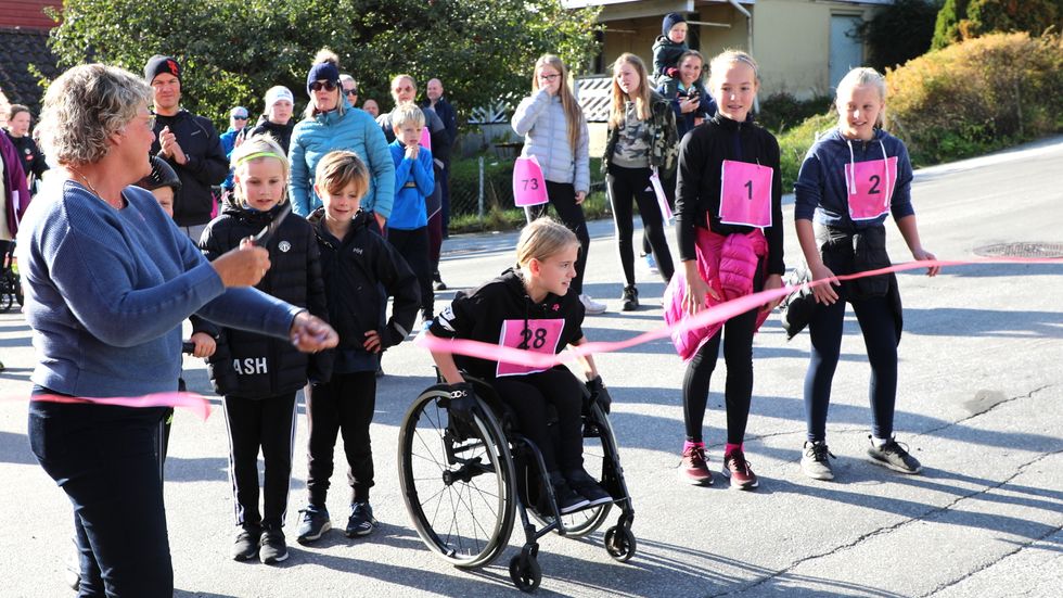 NYVINNING: Rosa sløyfe-aksjonen har blitt arrangert i mange år i Sogndal, men i år var første gongen det vart marsjert til inntekt for den gode saka.