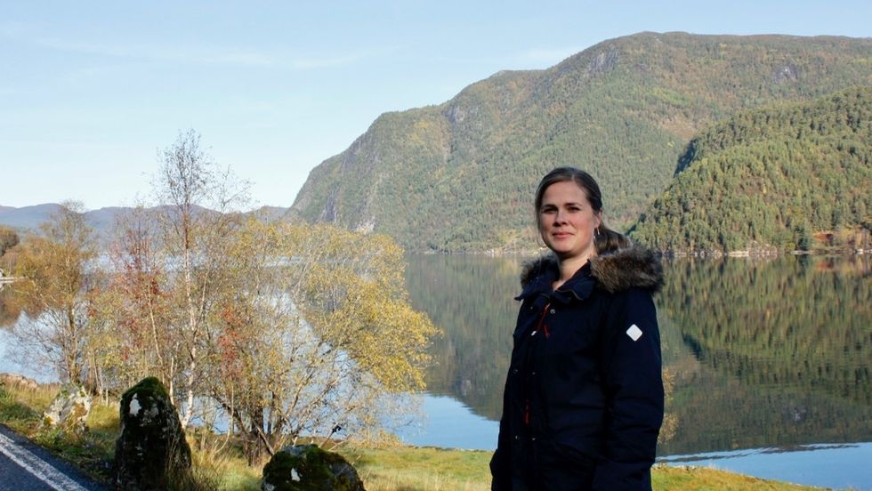 POTENSIALE: Leiar i Ikjefjord bygdelag, Kristin Myren, meiner området som er sett av til byggjefelt har stort potensiale. Ein har blant anna utsikt heilt til Ikjefjordsbrua.