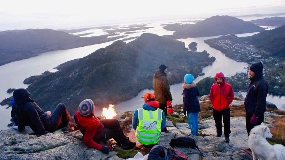 UTSYN: Frå Flolidfjellet har ein god utsikt over Eivindvik og ut i havet. Bålet vart tend klokka 18 saman med ei rekkje andre bål rundt om i landet.