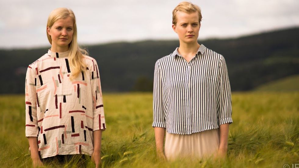 DANSEDUO: Berit og Anna Einemo Frøysland (27) er unge, men har drive med dans i snart to tiår.