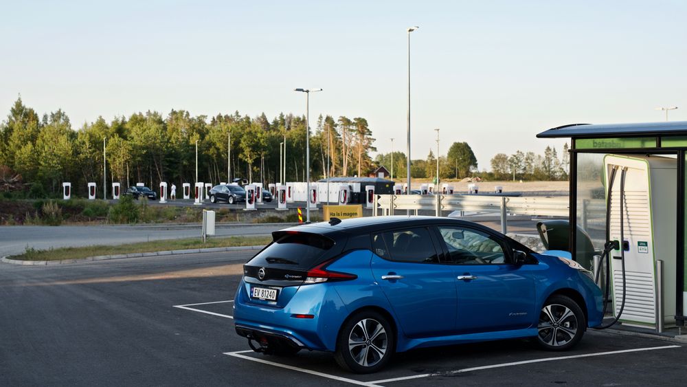 Ved McDonalds Rygge har både Fortum og Tesla ladere. Vanlige hurtigladere lader ved 50 kW, men de avbildede laderne er lynladere som kan gi flere ganger større effekt enn det.