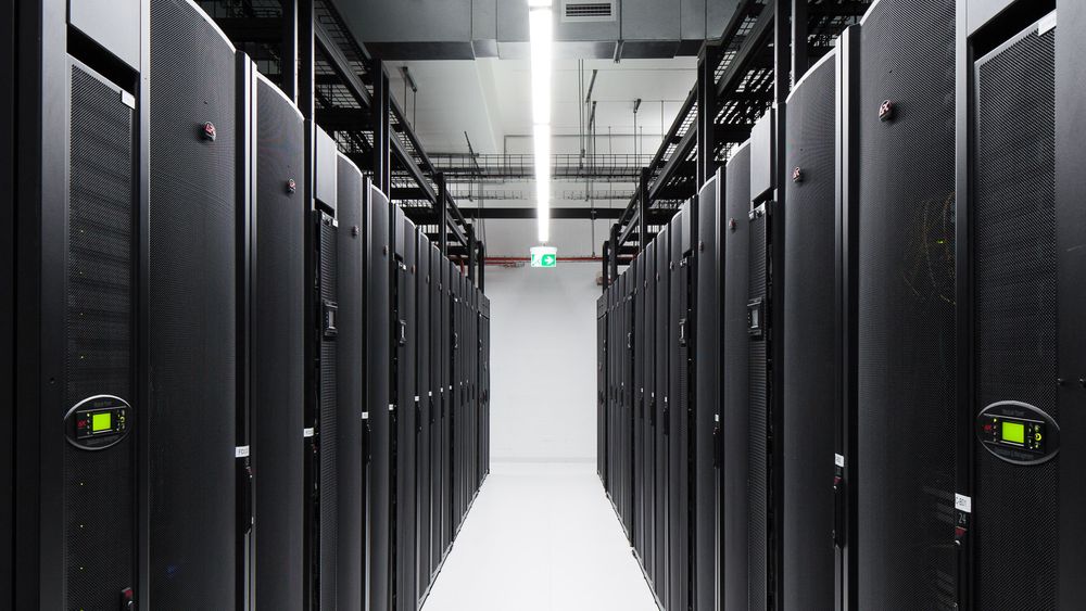 Microsoft planlegger flere gigantiske datasentre i Sverige. Bildet er fra serverracker i Microsofts datasenter i Canberra, Australia.