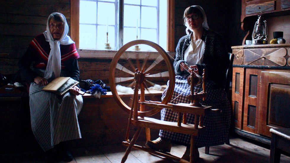 FRÅ ULL TIL GARN: Oddlaug Hammer og Mari Sofie Sandvik viser fram prosessen frå ull til ferdig strikkegarn.