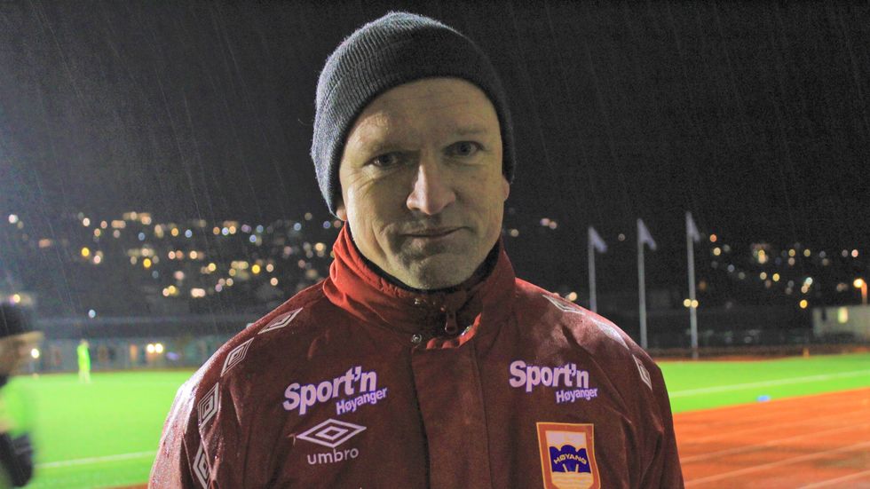 Sjølv om Leif Arne Tveit ikkje har tenkt å vere trenar for A-laget, skal han halde fram i Høyang fotball.