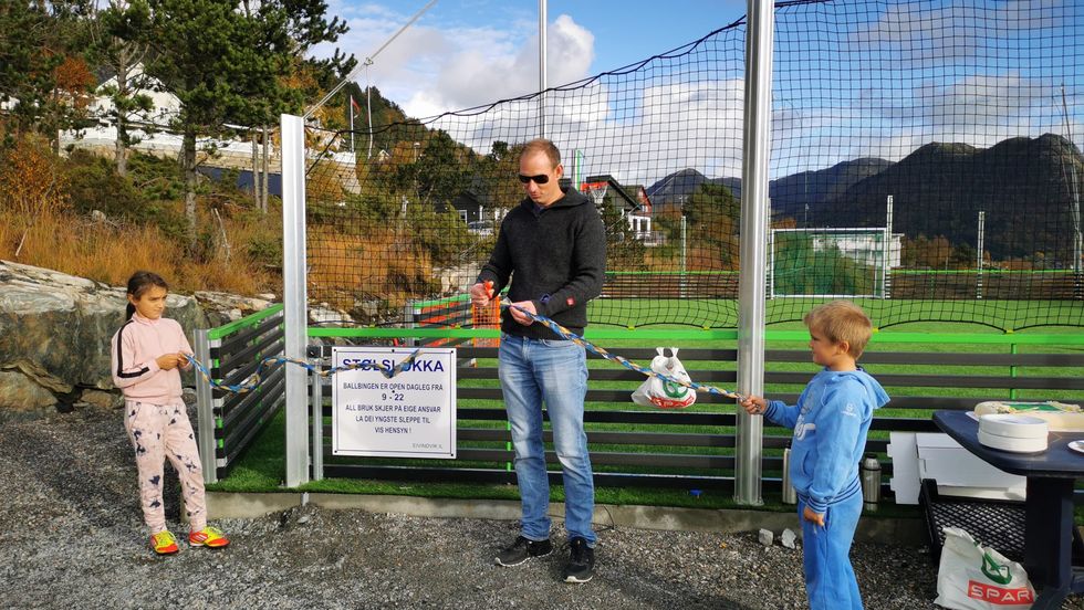 OPNING: Rune Håvåg var den heldige vinnaren av namnekonkurranse på ballbingen og fekk lov til å klippe snora.