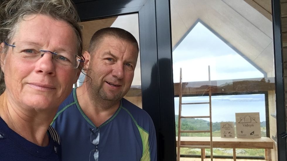 DAGSTURHYTTEJEGERAR: Zwanette Koers og Olaf Sevink ved Vidsyn-hytta i Fjaler kommune.