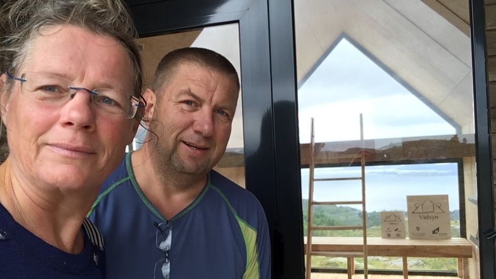 DAGSTURHYTTEJEGERAR: Zwanette Koers og Olaf Sevink ved Vidsyn-hytta i Fjaler kommune.