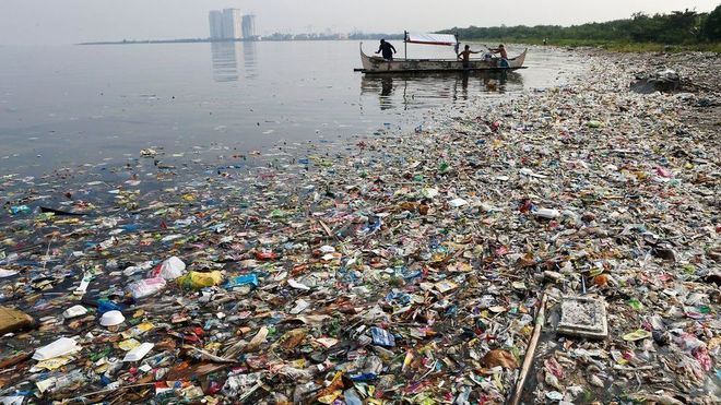 Betaler 11.000 mennesker for å plukke plast. Gjenbrukes av kjemi-selskaper