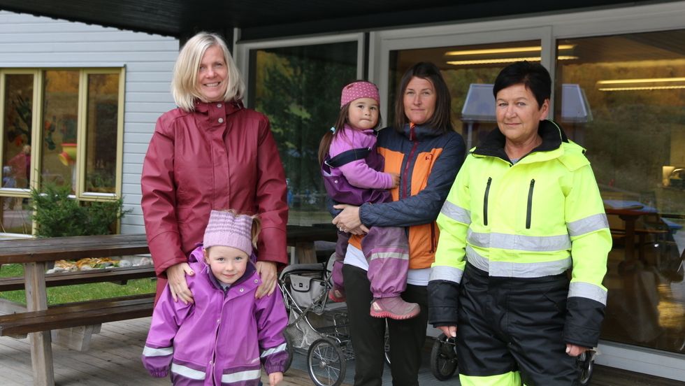 - MYKJE JOBB: Tilsette i Einehaugen barnehage måtte måndag ta fatt på ein stor oppryddingsjobb etter at ungdommar ramponerte uteområdet. Frå venstre: styrar Solveig Hunshammer, ped.leiar Ellen Malene Alme og assistent Gunn Sissel Moen.
