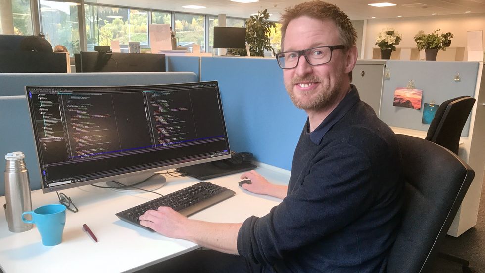 NY KVARDAG: Andreas Englin har bytt ut kontor på legesenteret i Sogndal med ope landskap hos gründerfelleskapet på Fosshaugane Campus.