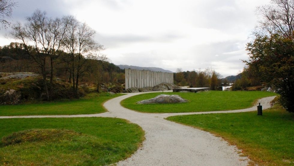 PARK: Slik tusenårsstaden Gulatinget framstår i dag er det ein park. Gulen kommune ønskjer å få eit visningssenter til staden for betre å kunne formidle historia til publikum.