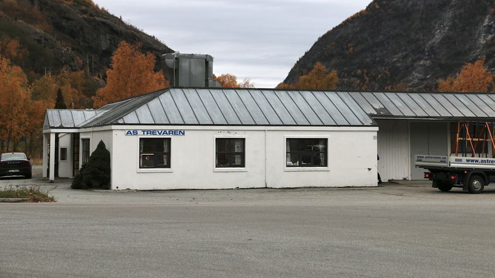 LEGG NED: Trevaren i Lærdal skal framover konsentrera seg om å vera entreprenør for byggjeprosjekt. Produksjonslokala på Øyri blir ståande tomme, medan administrasjonen skal framleis halda til her.