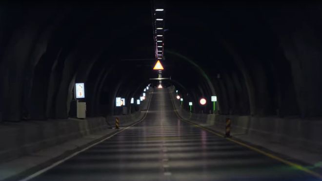 Se hvordan det blir å kjøre verdens lengste undersjøiske tunnel
