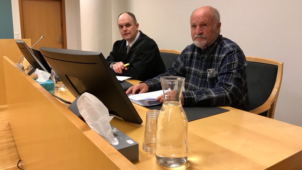 VIL ANKA: Alf Kollsete (til høgre) fortalte at han kjem til å anka ein eventuell dom. Til venstre forsvarar Ivar Hauge.