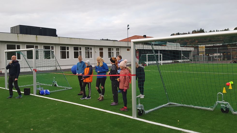 OPNING: Elevrådet ved Eivindvik skule opnar den nye bana offisielt med snorklipping. Atle Skrede frå Sogn og Fjordane fylkeskommune held tale.