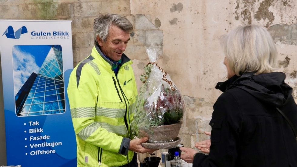 OPNING: Rune Larsen i Gulen Blikk og Vedlikehold AS fekk blomster av styreleiar i Gulen og Masfjorden næringsråd, Irene Kjelby Wergeland, i samband med opninga.