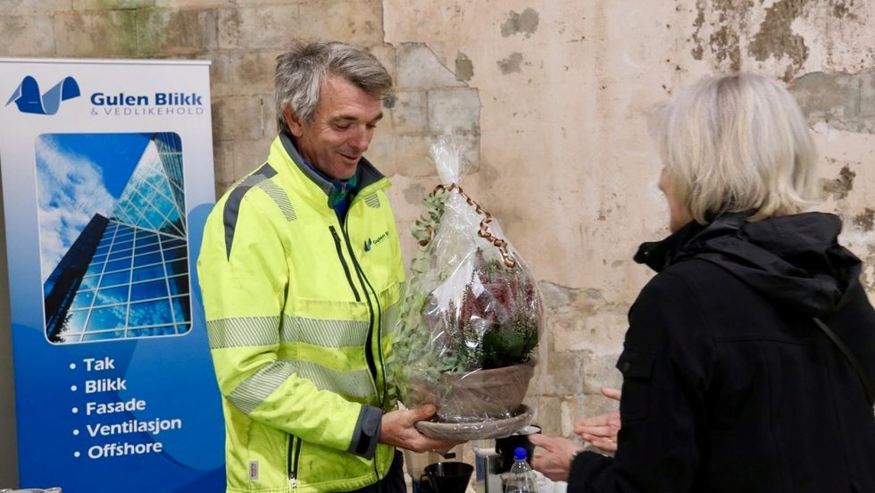 OPNING: Rune Larsen i Gulen Blikk og Vedlikehold AS fekk blomster av styreleiar i Gulen og Masfjorden næringsråd, Irene Kjelby Wergeland, i samband med opninga.