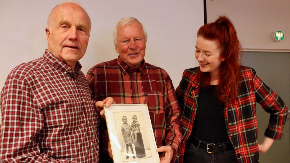 Torfinn og Odd Bjelle med et barndomsbilete teke av Elen Loftesnes. Her med Jane Gammelby frå Fylkesarkivet.