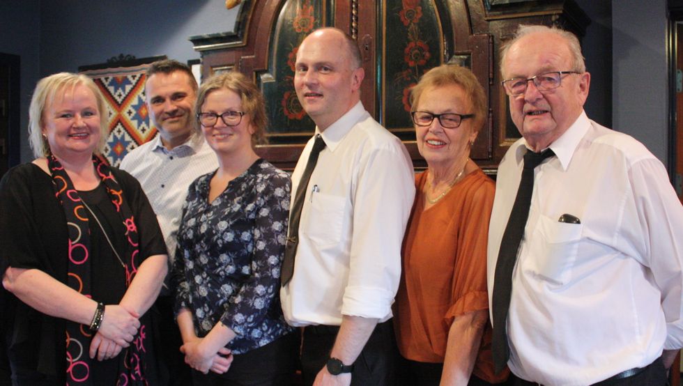FAMILIEBEDRIFT: Bjørg, Eli, Ståle, Aud, og Birger Kjos-Wenjum er alle jobba i eller drevet familiebedrifta Eikum hotell. Frode Olav Haara (gift med Eli) har skrive bok om 100-årsjubilanten.